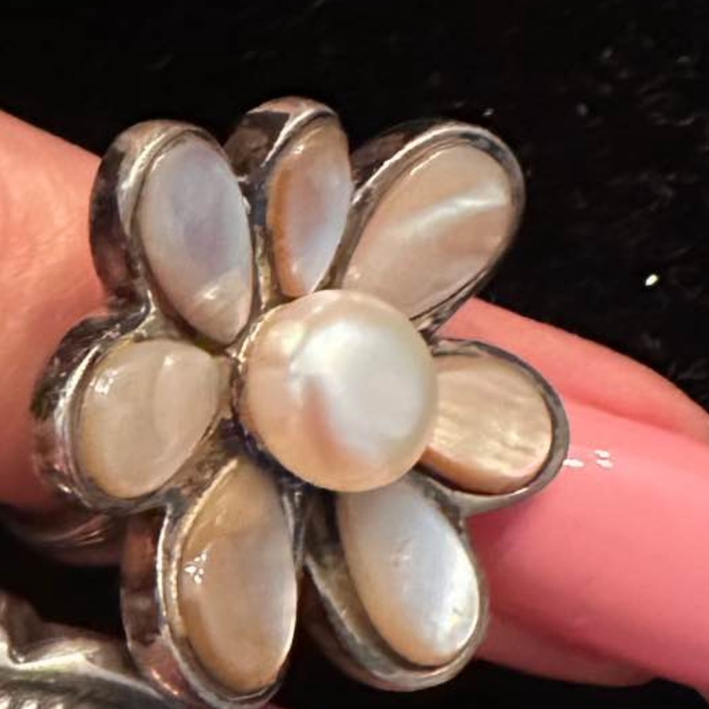 Elegant Silver and Cream Flower Ring